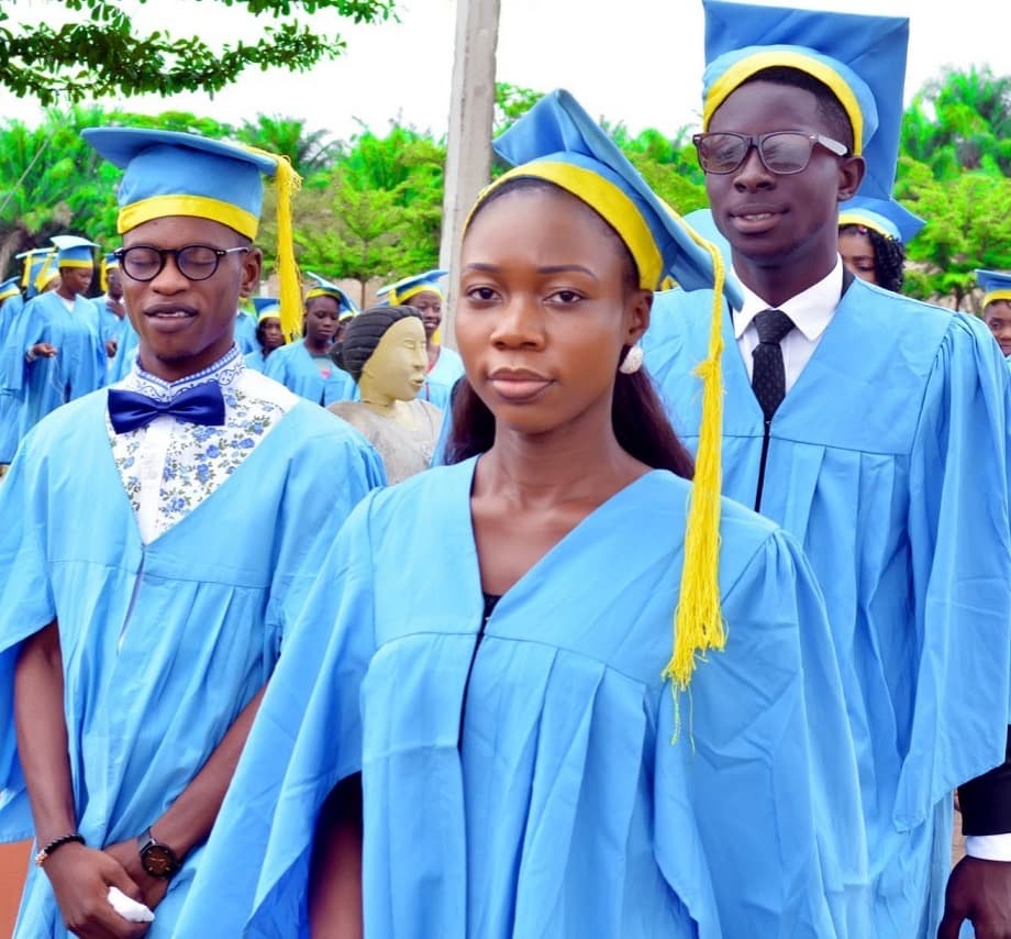 Best Solution Polytechnic graduates in convocation gowns